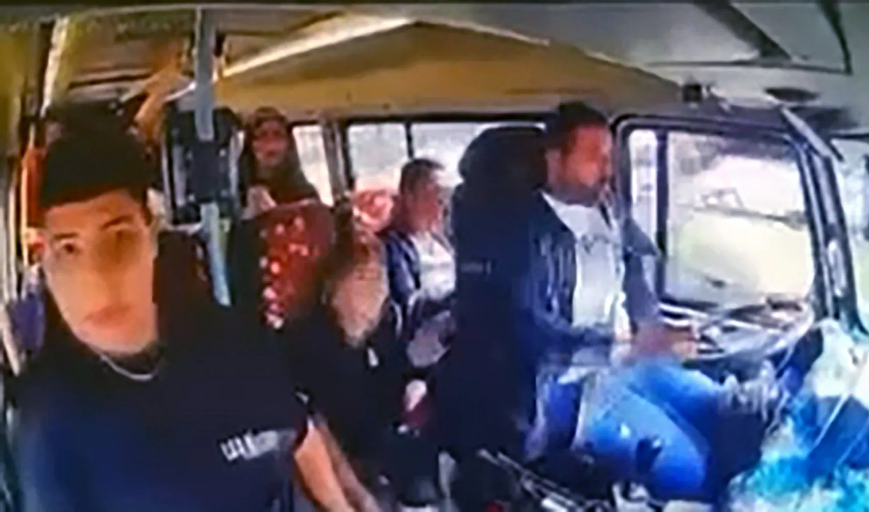 Direksiyon başındaki dikkatsizlik faciaya davetiye çıkardı: Yolcularla sohbet ederken çarptı