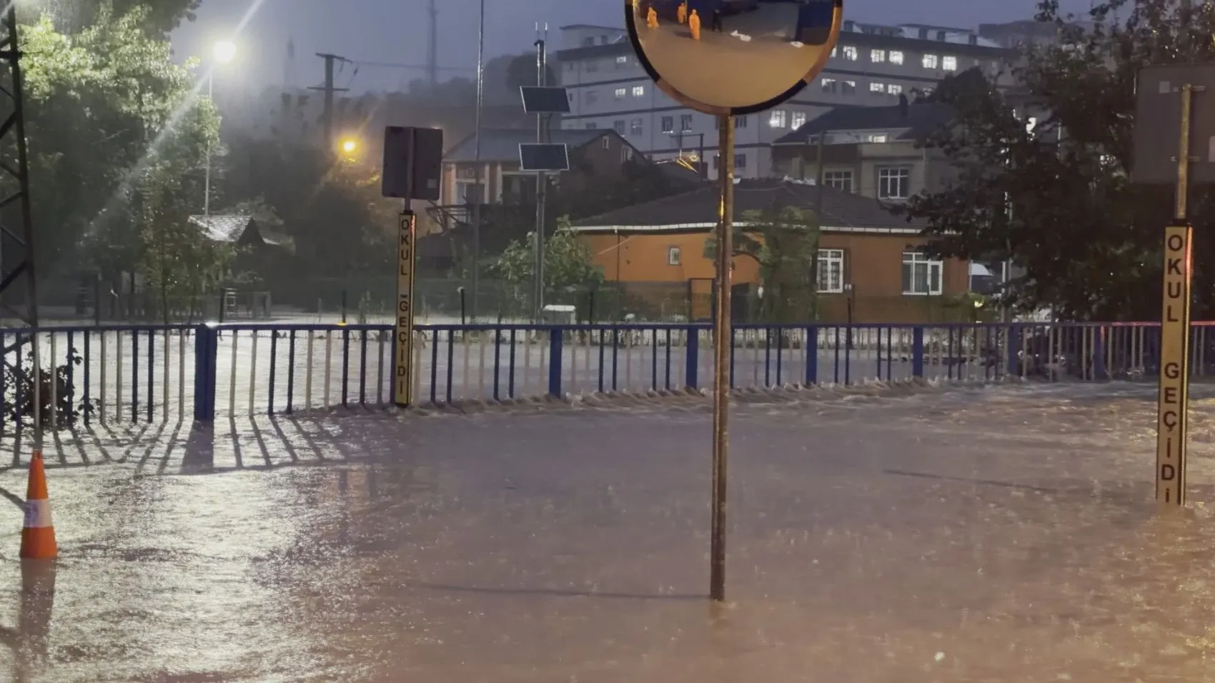 Arnavutköy'de dere taştı: Eğitim yuvası sular altında kaldı