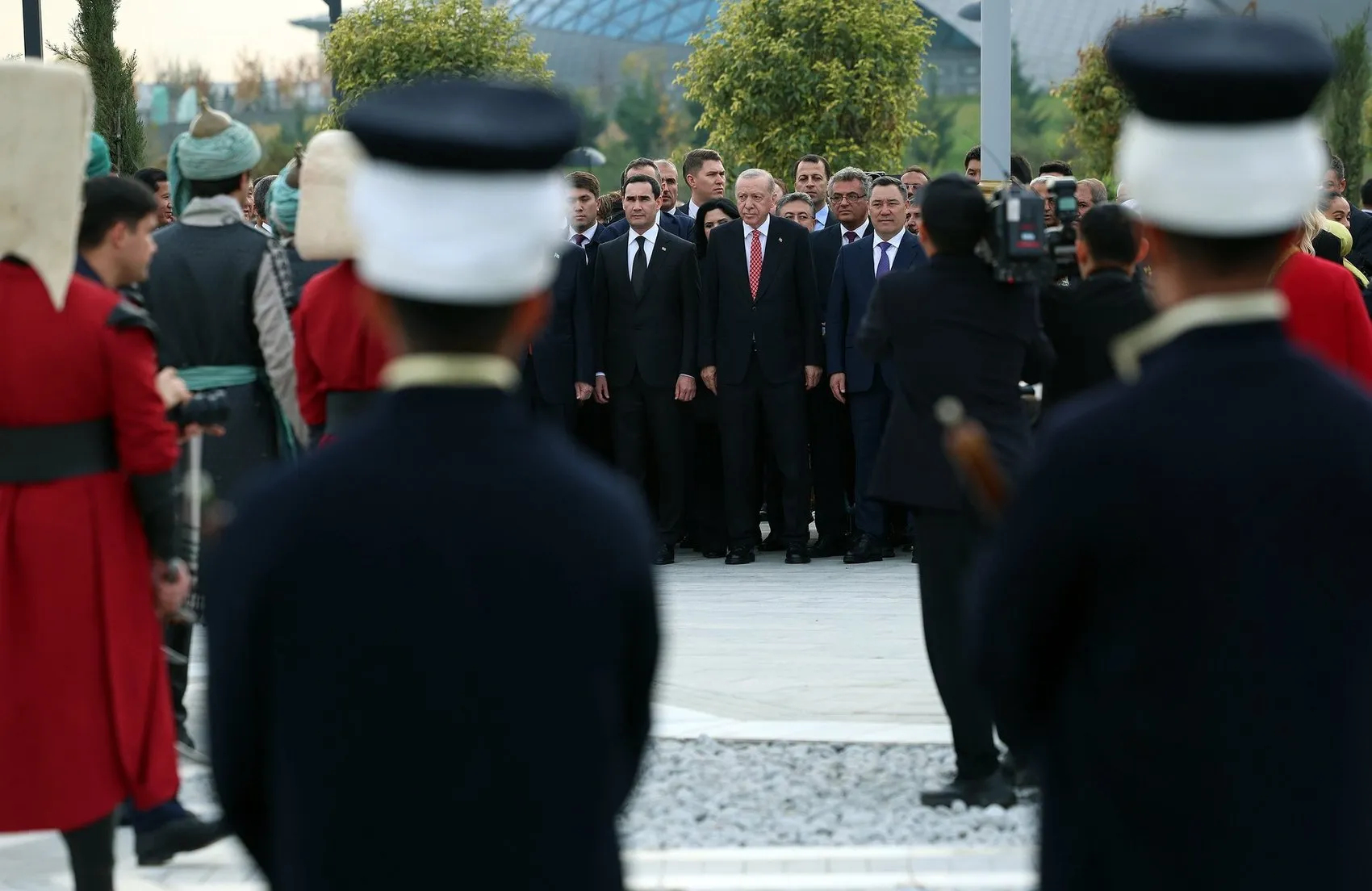 Ankara'da Türk dünyasının kalbi Beştepe'de attı: Liderler ortak geleceğe fidan dikti