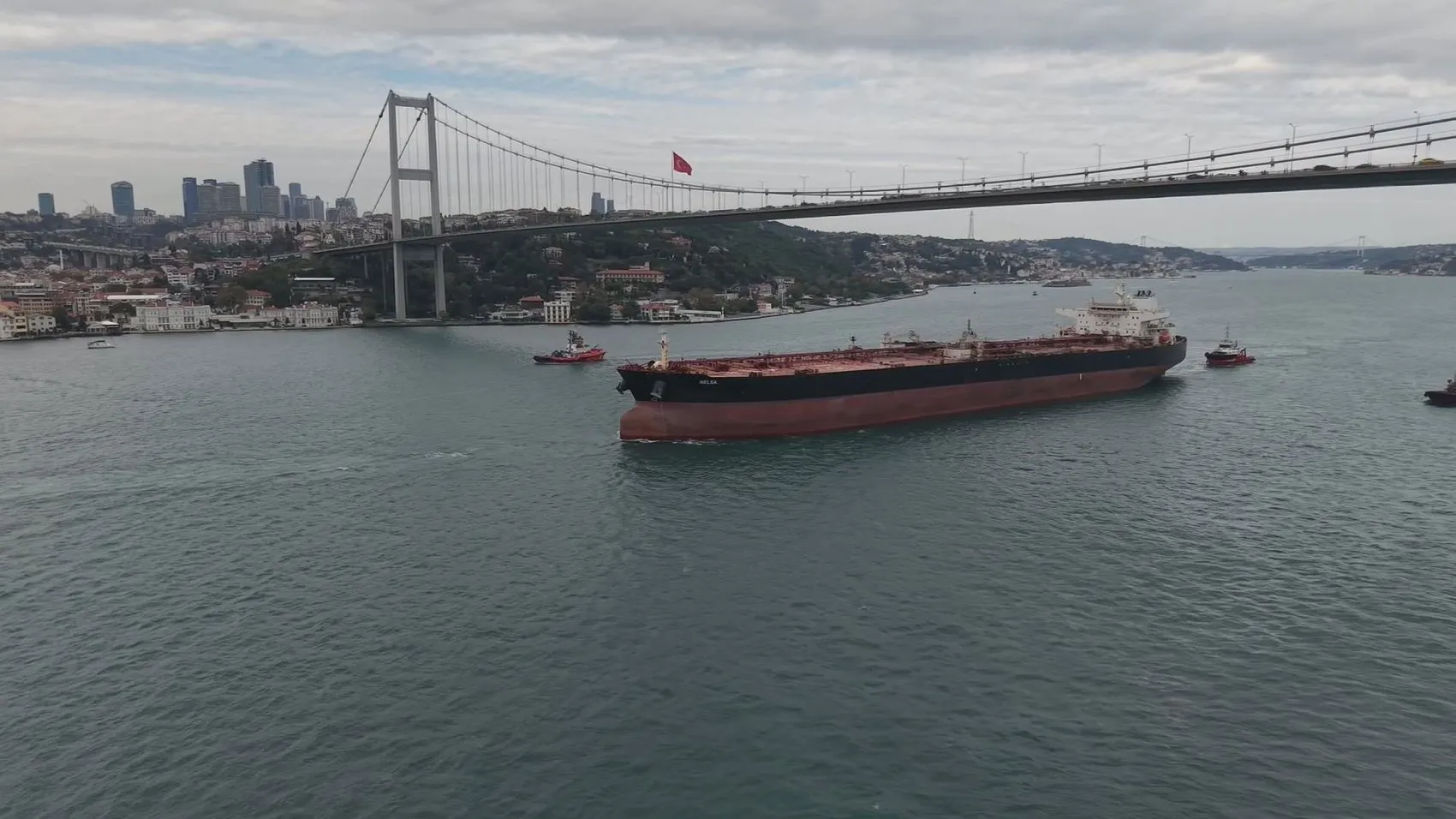 Saldırıya uğrayan dev tanker İstanbul Boğazı'nı kilitledi