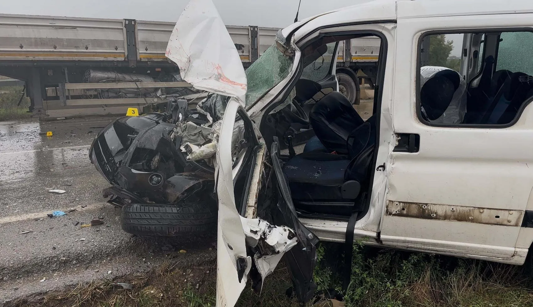 Ödemiş yolunda hatalı sollama faciaya dönüştü: Bir kişi hayatını kaybetti