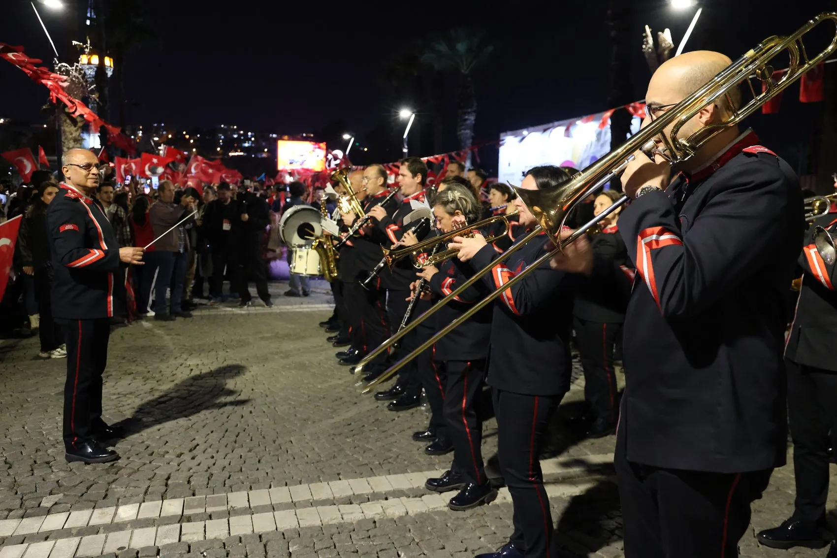 İzmir semalarında Cumhuriyet şöleni: 350 metrelik bayrakla dev yürüyüş