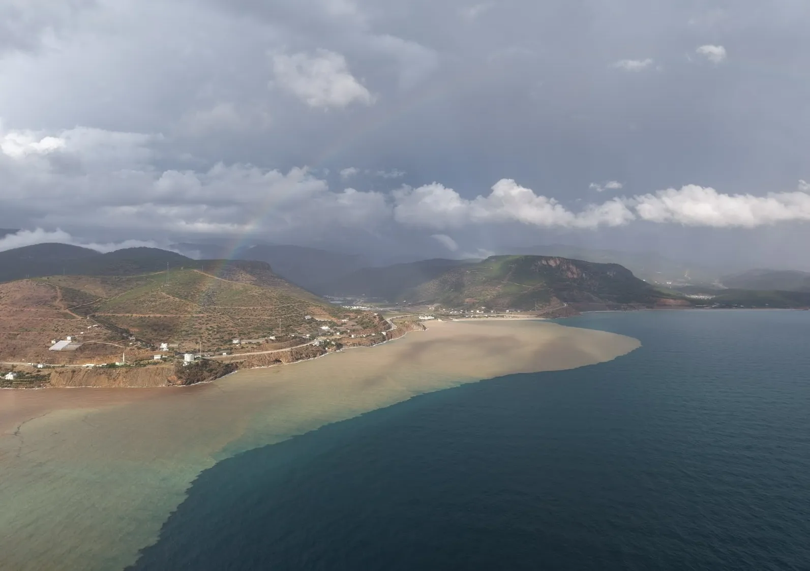 Akdeniz'in mavisi çamura bulandı: Yangın bölgesinde korkutan manzara