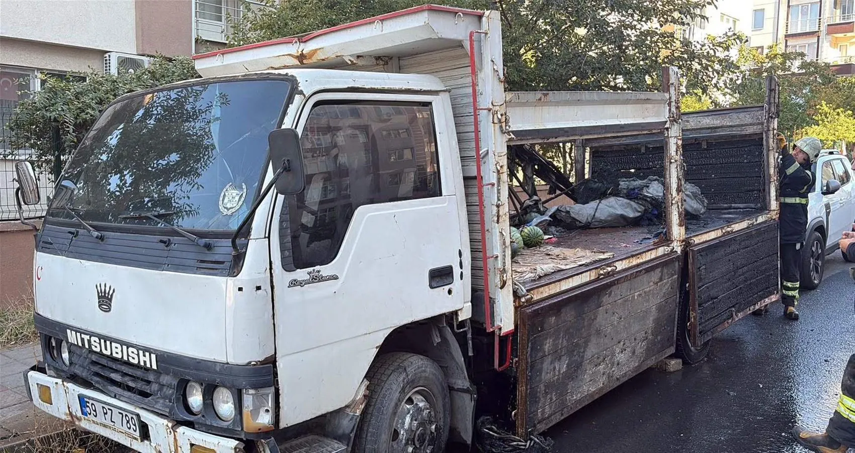 Çorlu'da sabah saatlerinde korkutan manzara: Karpuz yüklü araç alevlere teslim oldu