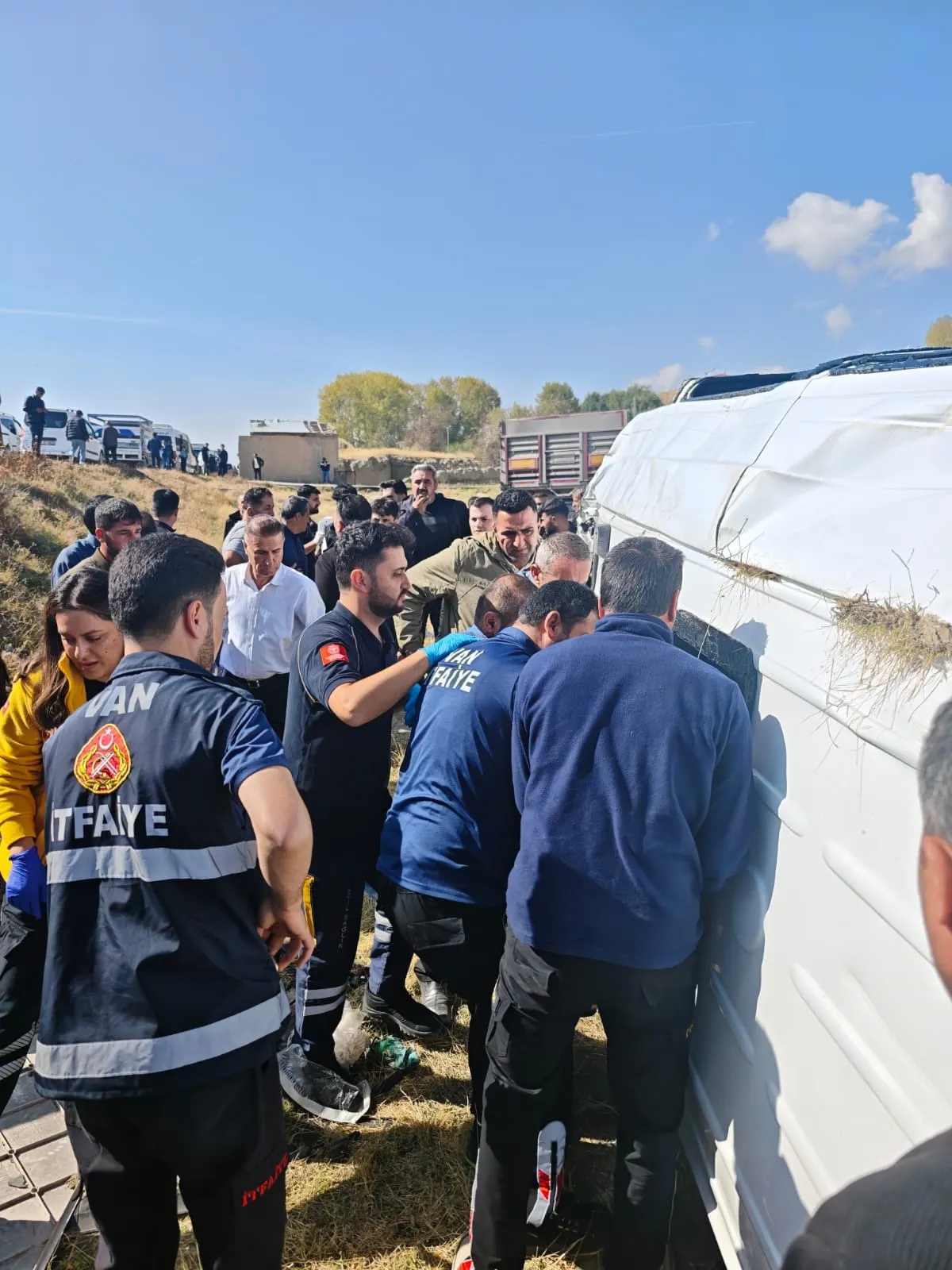 Van'da dehşet anları: Şarampole yuvarlanan minibüsten 11 yaralı çıktı