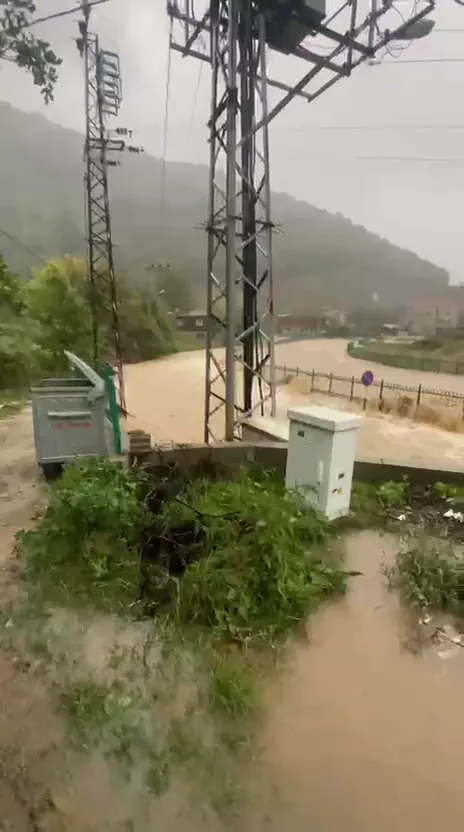 Zonguldak'ta doğa öfkesini kustu: Ilıksu Deresi taştı, plaj sular altında kaldı