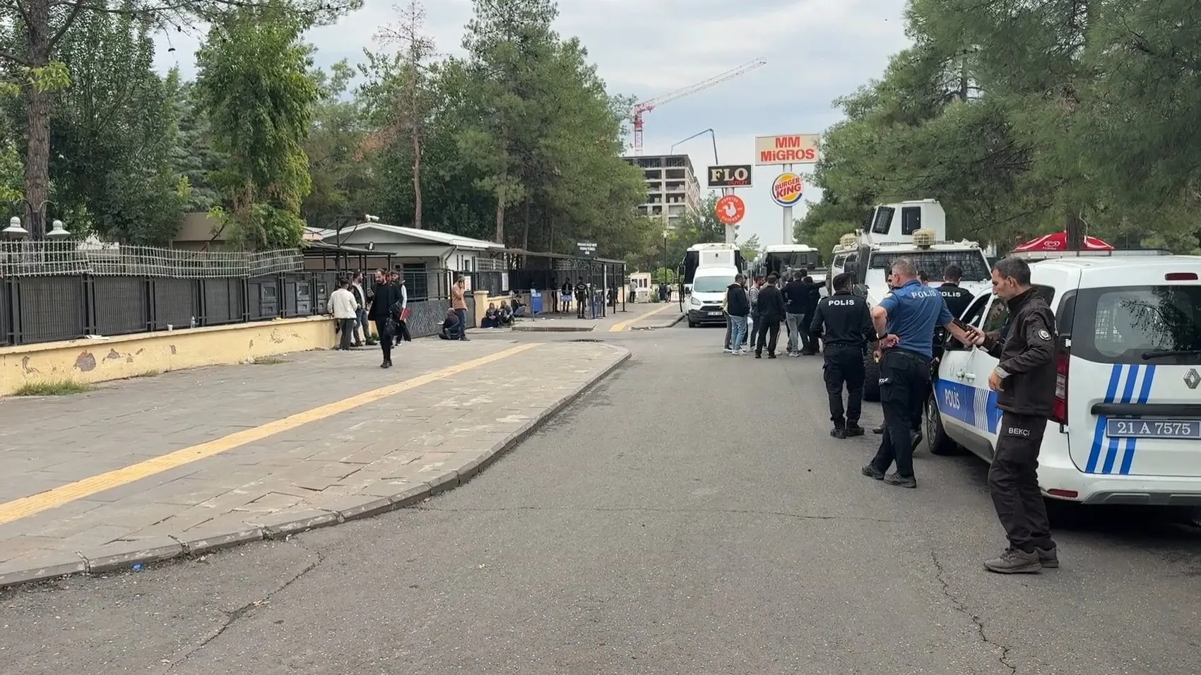 Adliye koridorunda tansiyon yükseldi: Duruşma öncesi arbede