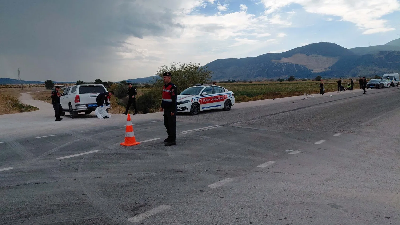 Manisa'da acı kaza: Domates yüklü kamyonun çarptığı bisiklet sürücüsü hayatını kaybetti