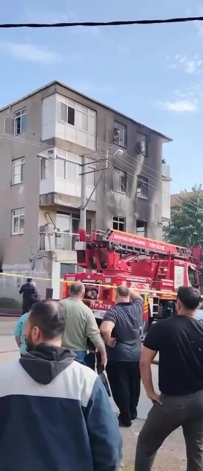 Körfez'de korku dolu anlar: Hurdacıdaki alevler 4 katlı binayı yuttu