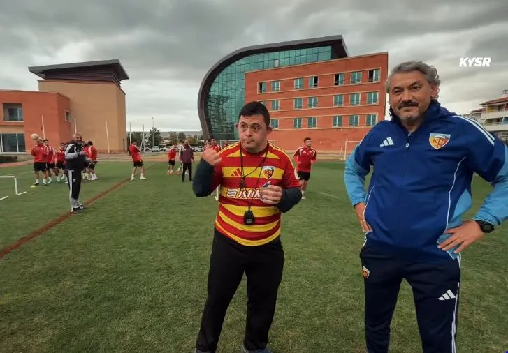 Kayserispor'un en neşeli taktik hocası sahaya indi