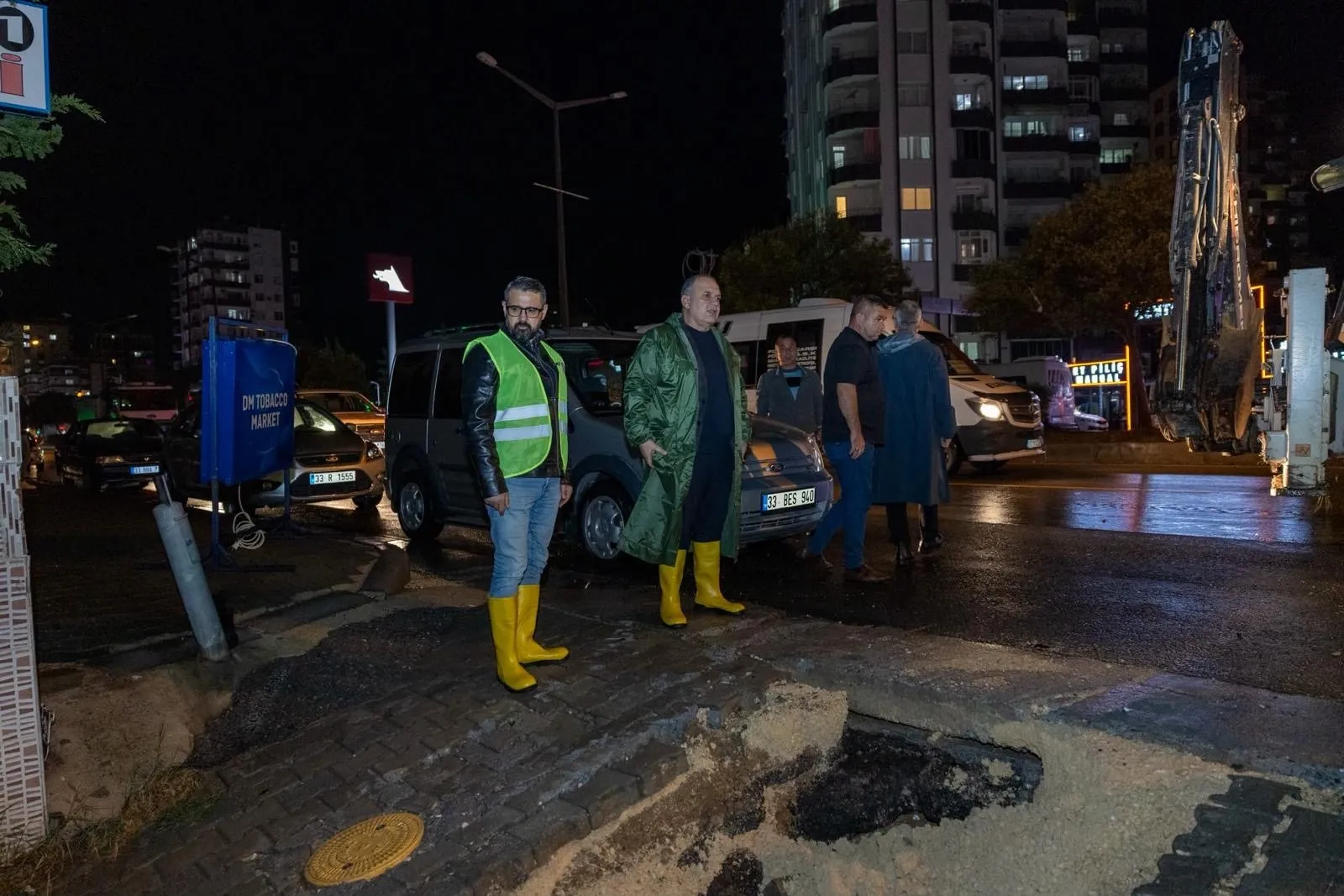 Mersin'de aniden bastıran sağanak hayatı felç etti: Belediye ekipleri teyakkuza geçti