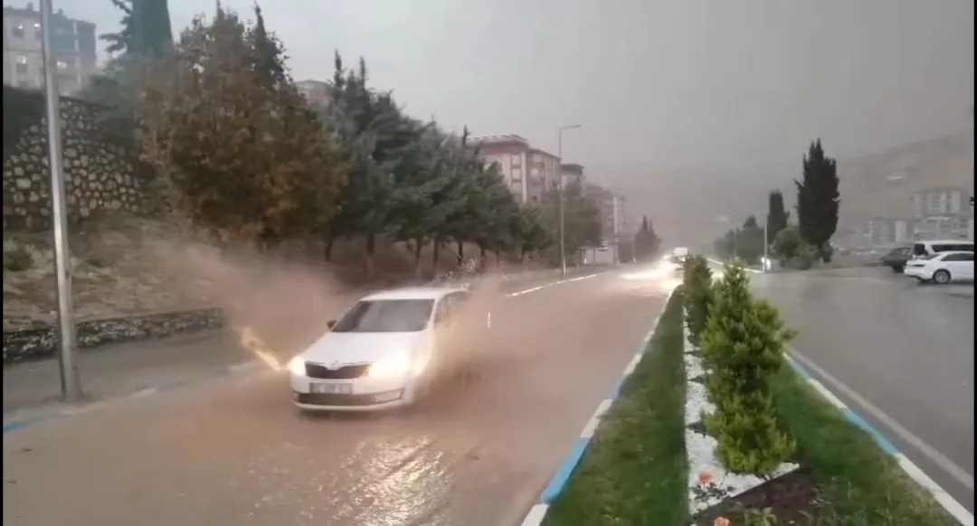 Adıyaman'da gökyüzü boşaldı: Şehir merkezi ve ilçelerde hayat felç oldu