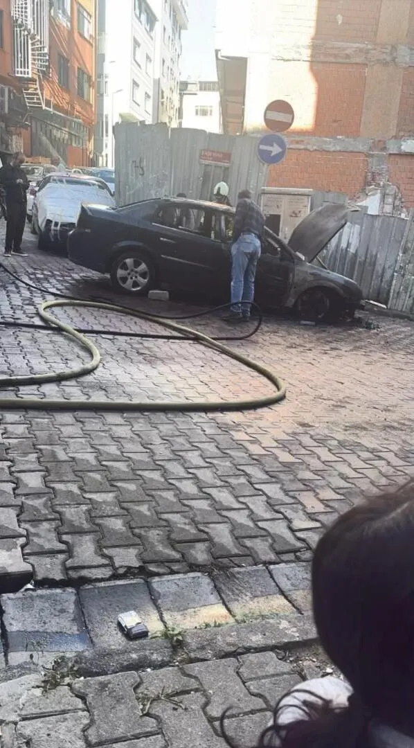Kağıthane'de sabah saatlerinde korku dolu anlar: Park halindeki araç küle döndü