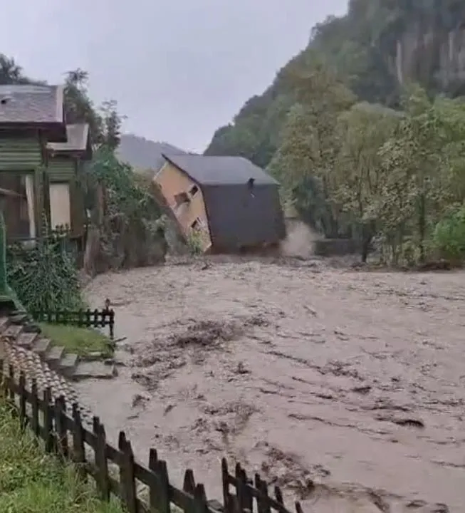 Sapanca'da kabus dolu anlar: İki katlı villa saniyeler içinde sulara gömüldü
