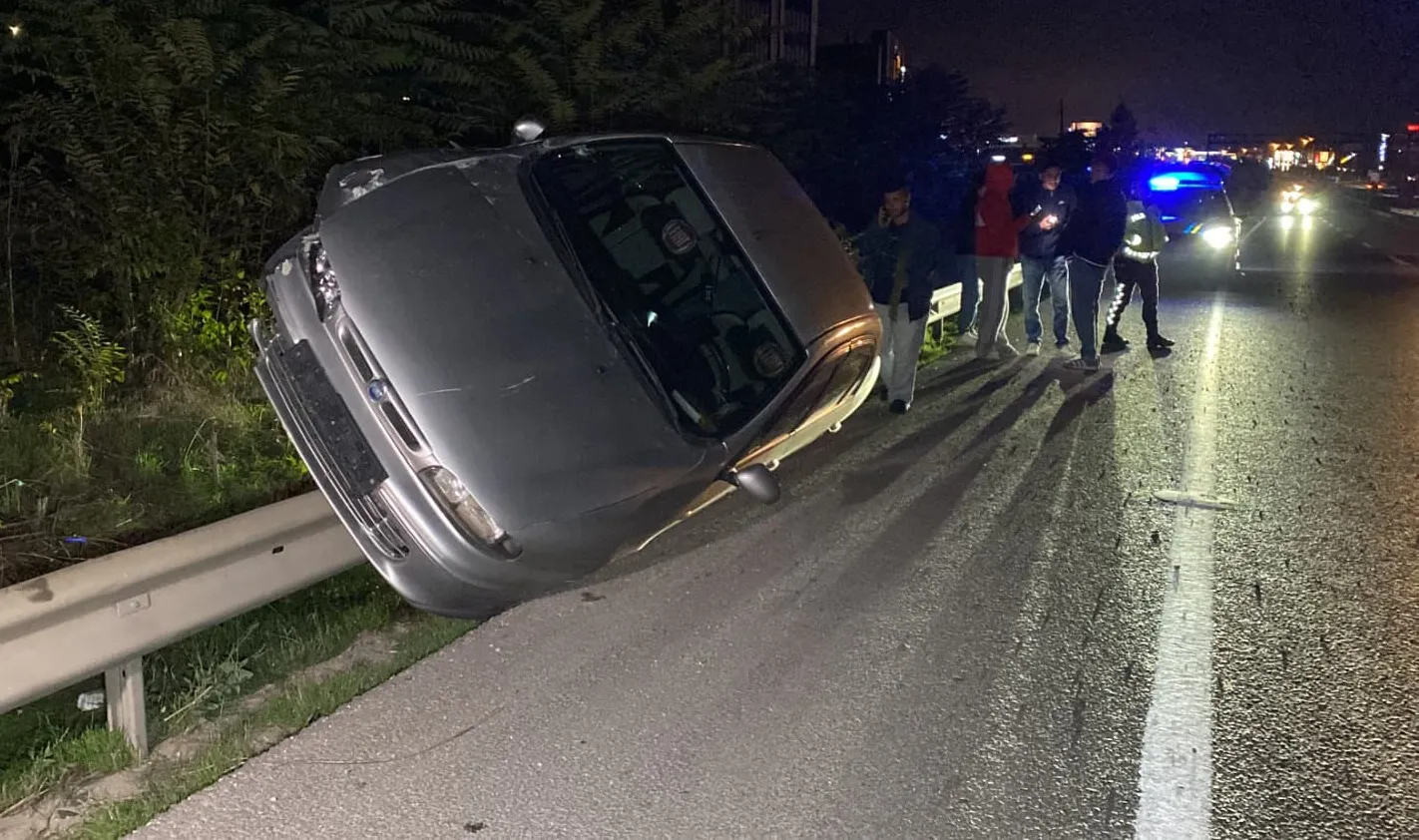 İnegöl girişinde korkutan kaza: Otomobil bariyerlere tırmandı
