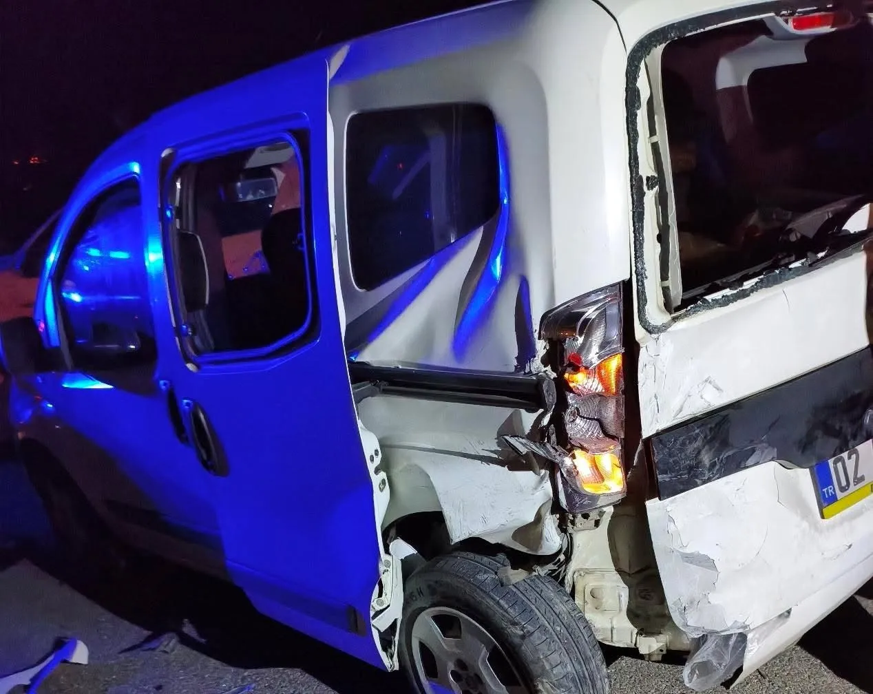 Kahta yolunda akşam saatlerinde dehşet: İki araç çarpıştı, 8 kişi hastanelik oldu