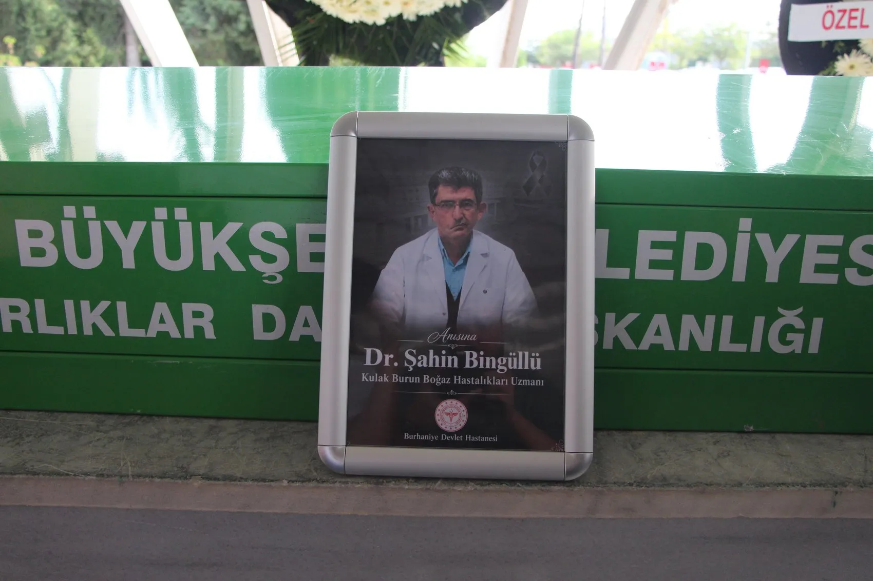 Denizden gelen acı haber: Burhaniye'nin sevilen doktoru son yolculuğuna uğurlandı