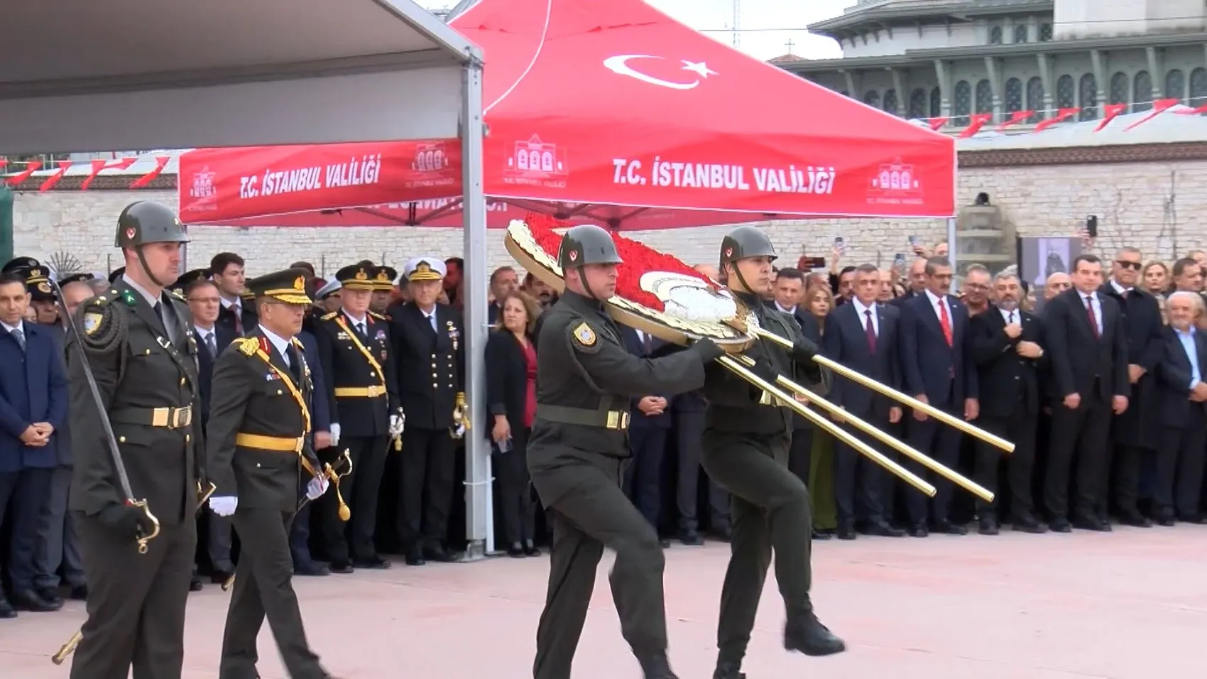 Taksim'de Cumhuriyet coşkusu: Anıt önünde resmi tören düzenlendi