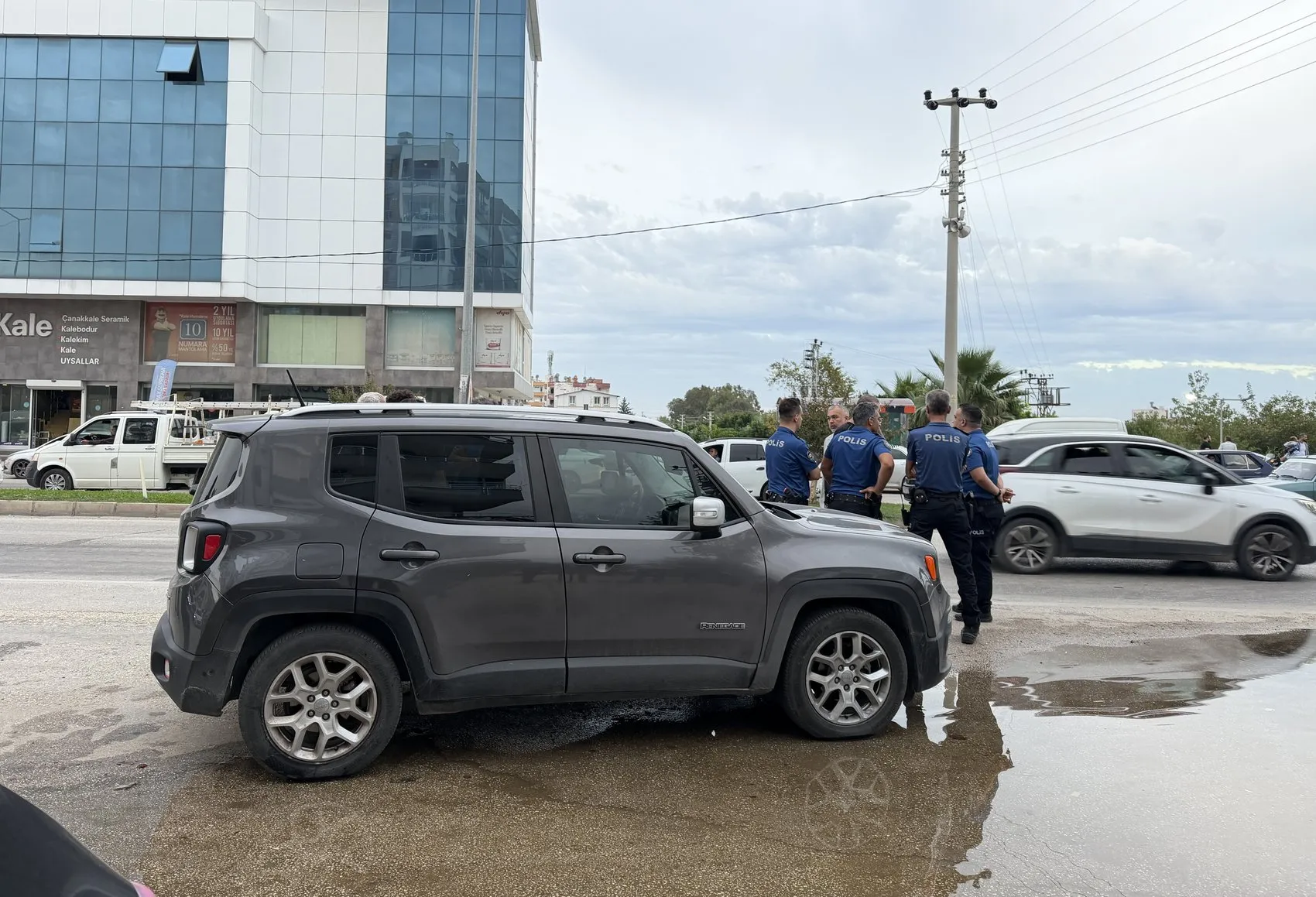 Silifke'de endişeli bekleyiş: Avukatın aracı köprüde bulundu