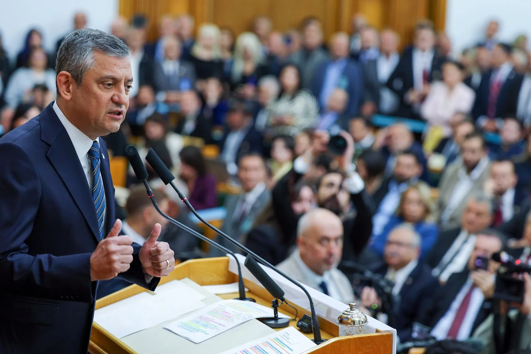 Özgür Özel'den sert çıkış: Partisini satanlara kapımız kapalı, onlar haindir