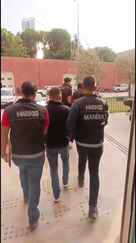 Manisa'da dev operasyon: Yüz binlerce hapla yakalandılar