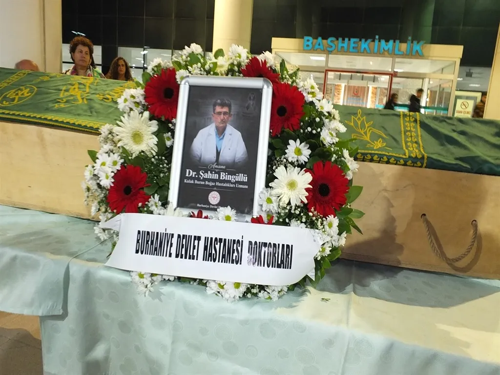 Denizden gelen acı haber: Burhaniye'nin sevilen doktoru son yolculuğuna uğurlandı