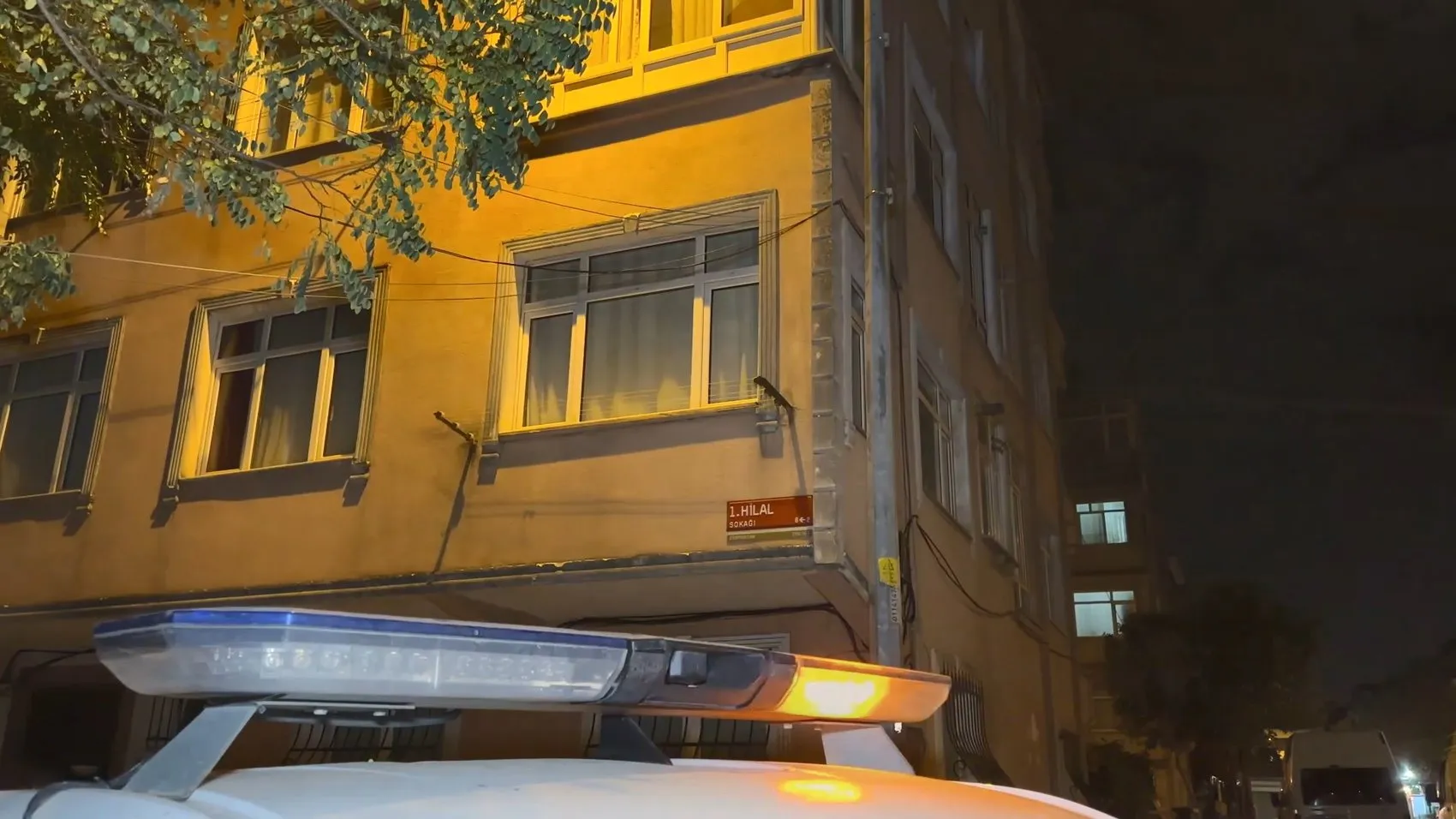 Eyüpsultan'da korku dolu anlar: Kolonlardan gelen sesler binayı boşalttırdı