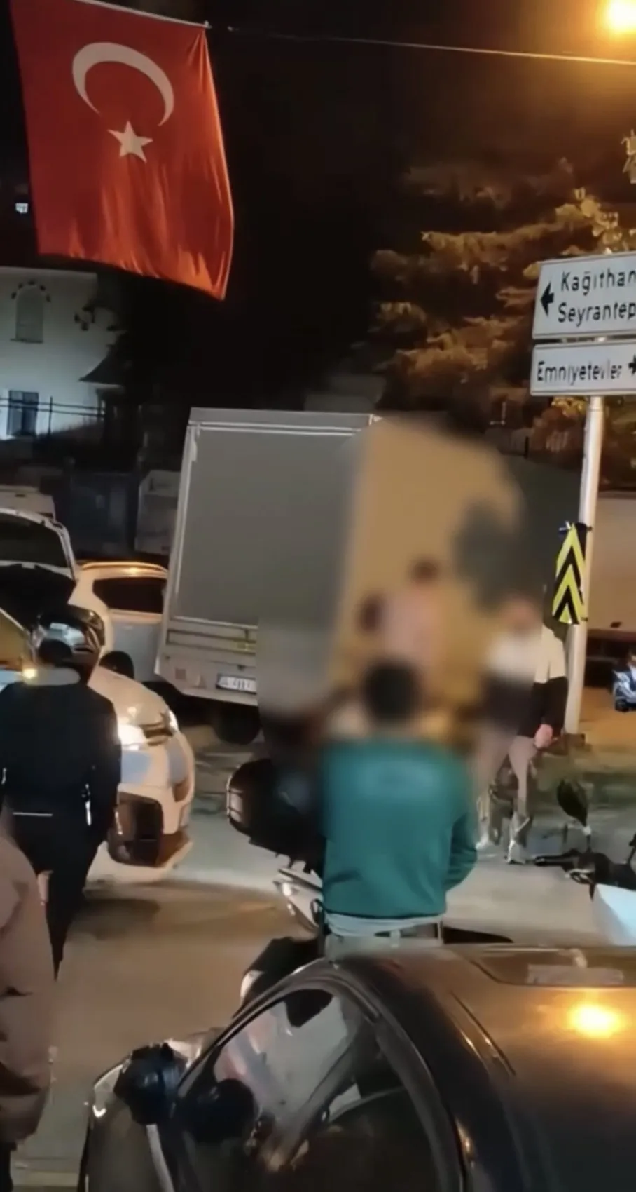 Kağıthane'de dehşet anları: Çıplak halde markete daldı, otomobilin altına saklandı