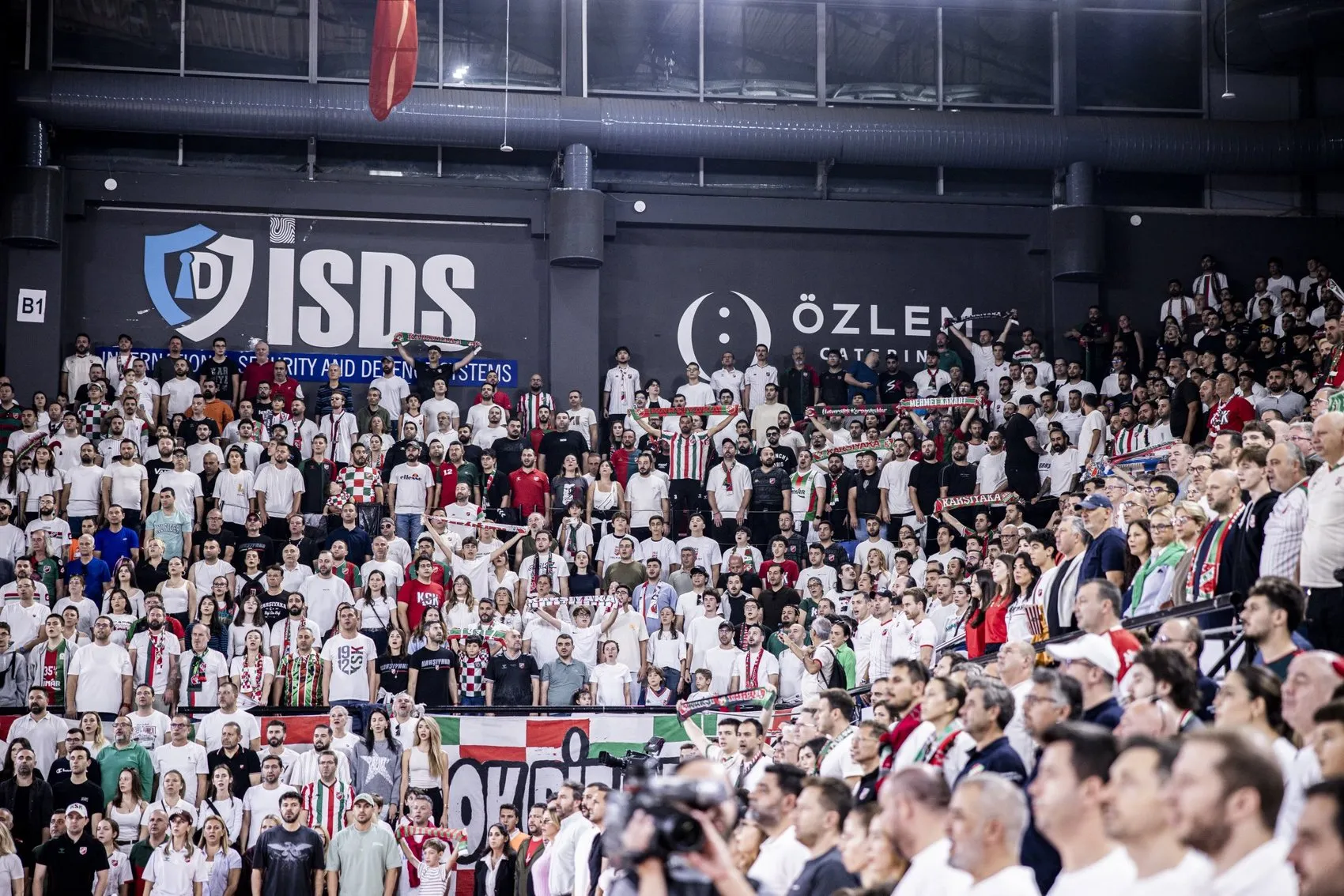 İzmir'de 5.5 aylık hasret bitti: Mustafa Kemal Atatürk Spor Salonu'nda dev şölen