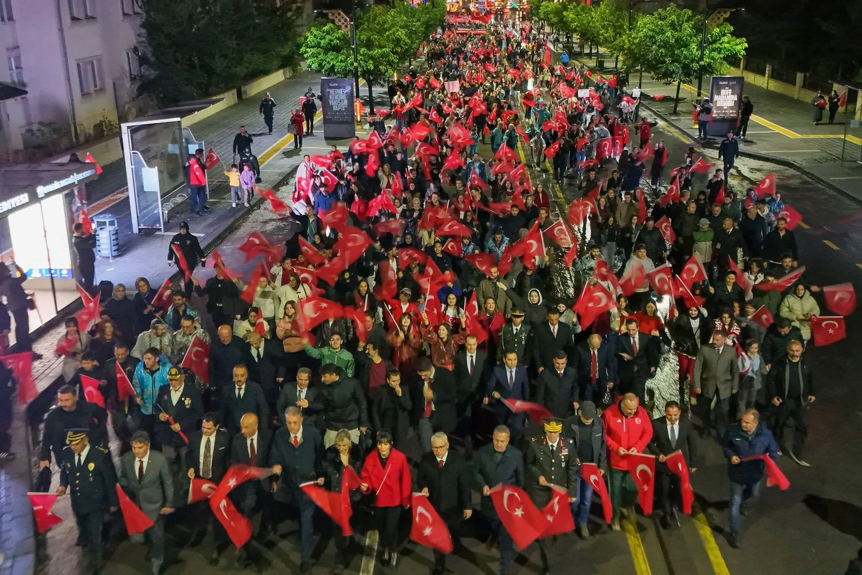 Cumhuriyetin doğduğu şehirde bayram coşkusu: Sivas sokakları kırmızı beyaza büründü