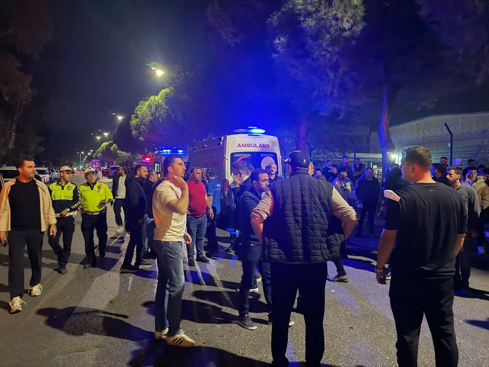 Manisa'daki dev fabrikada korku dolu anlar: Alevler asit tanklarına ulaşmadan durduruldu