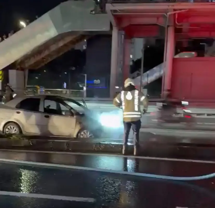 Esenyurt trafiğinde korku dolu anlar: Seyir halindeki araç bir anda küle döndü
