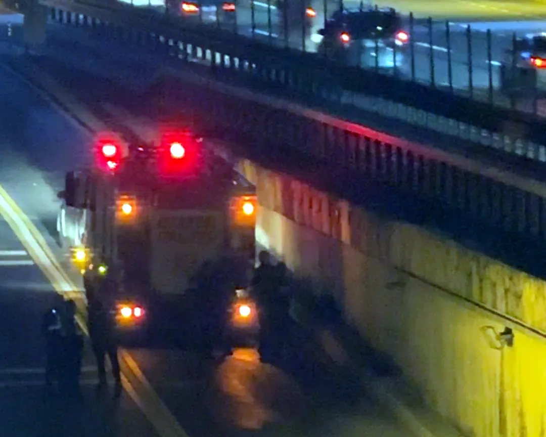 Avcılar'da gece yarısı paniği: Metrobüs hattında korkutan yangın