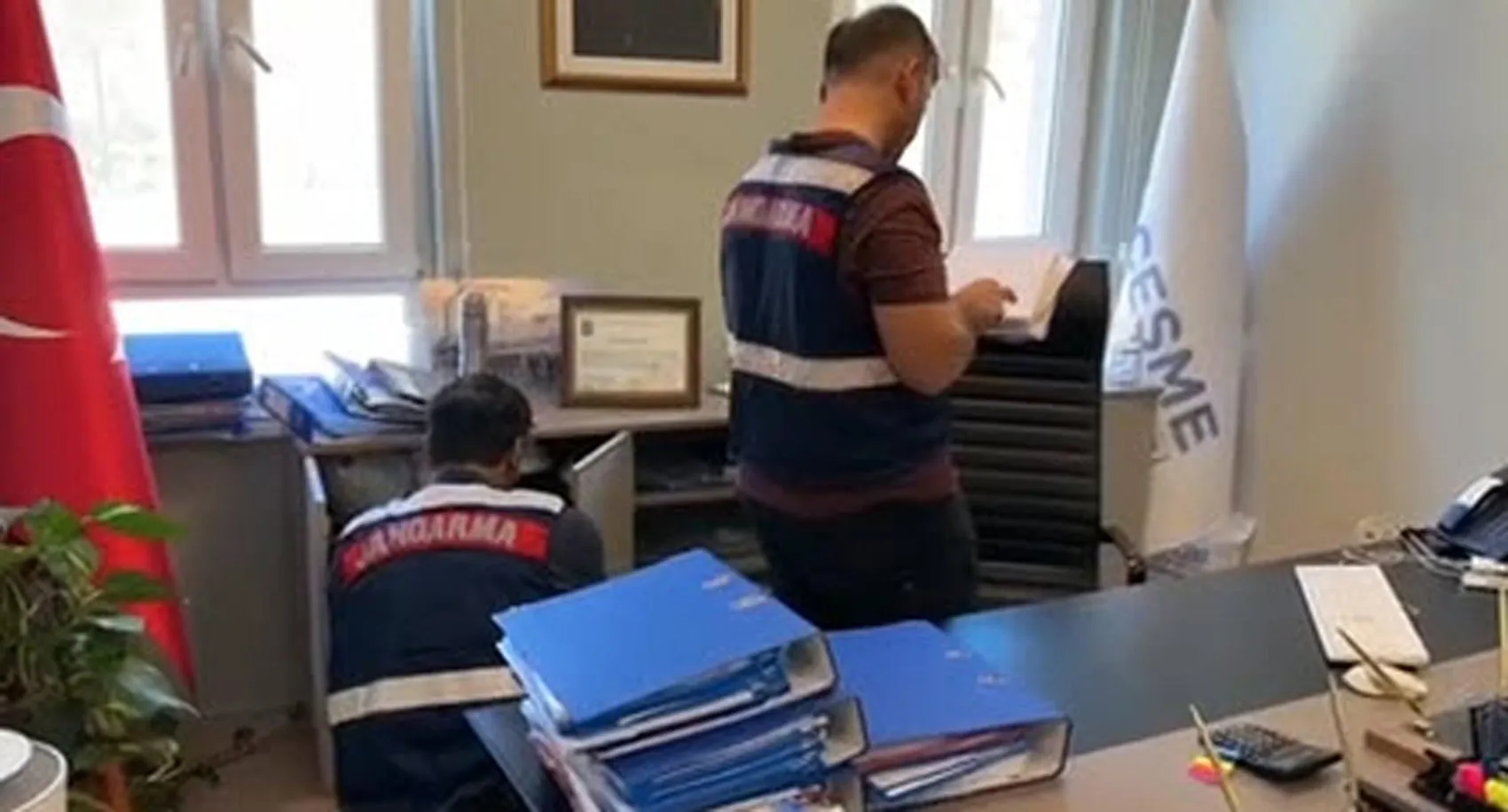 Çeşme Belediyesi'nde evrak imha paniği: Temizlik işçisi suçüstü yakalandı