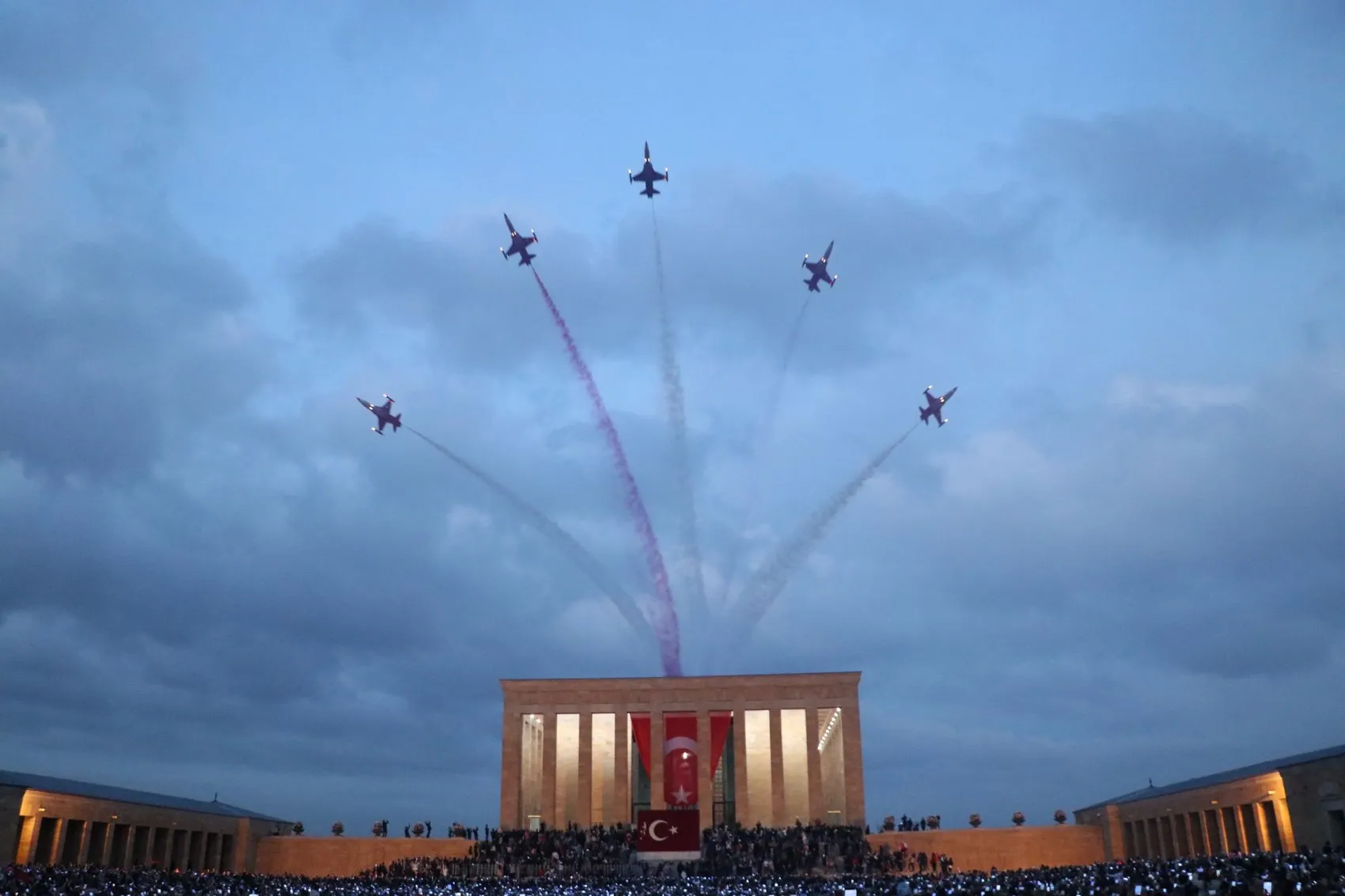 Anıtkabir semalarında Cumhuriyet coşkusu: Türk Yıldızları'ndan gökyüzünde selam