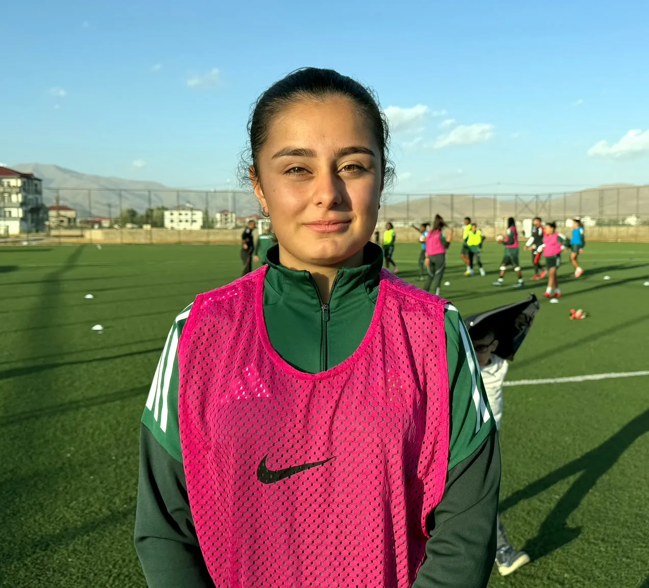 Yüksekova'nın futbol tutkunu kız kardeşleri: Aynı sahada buluşup ay-yıldızlı formayı hayal ediyorlar