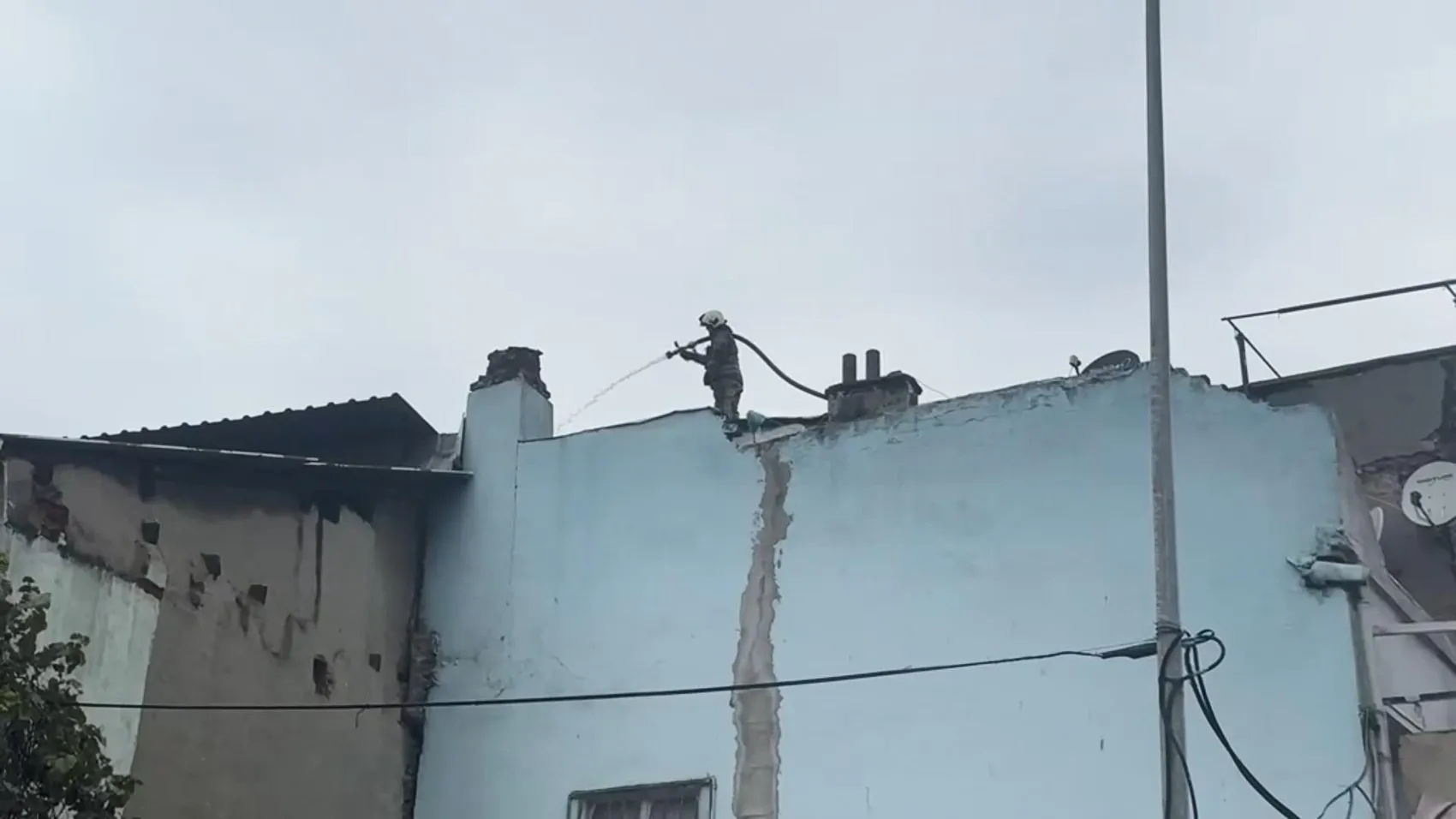 Aksaray'da korku dolu anlar: Teras katında başlayan yangın komşu binaya sıçradı