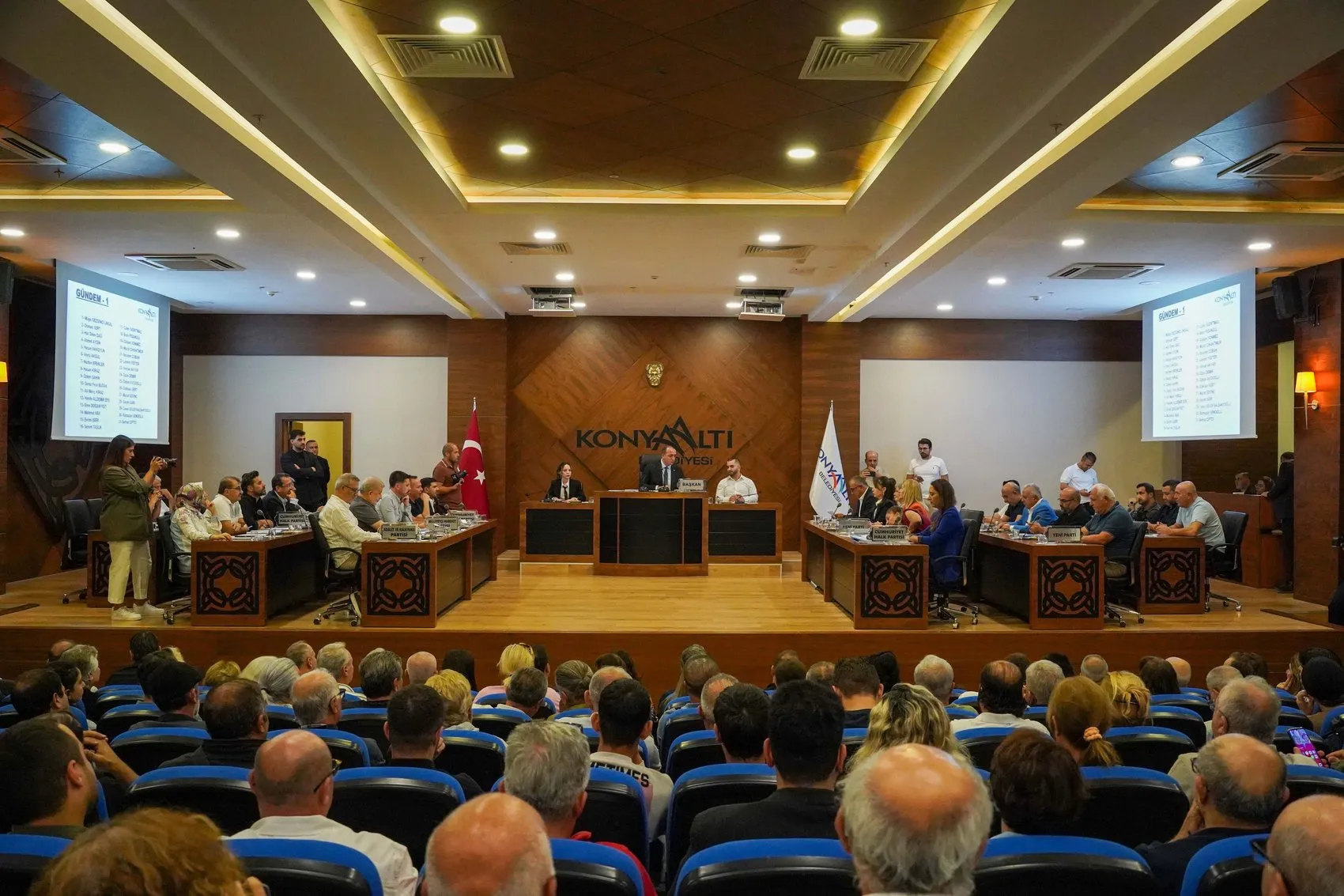 Konyaaltı'nda İpler Koptu: Belediye Meclisi'nde İstifa Sonrası Arbede