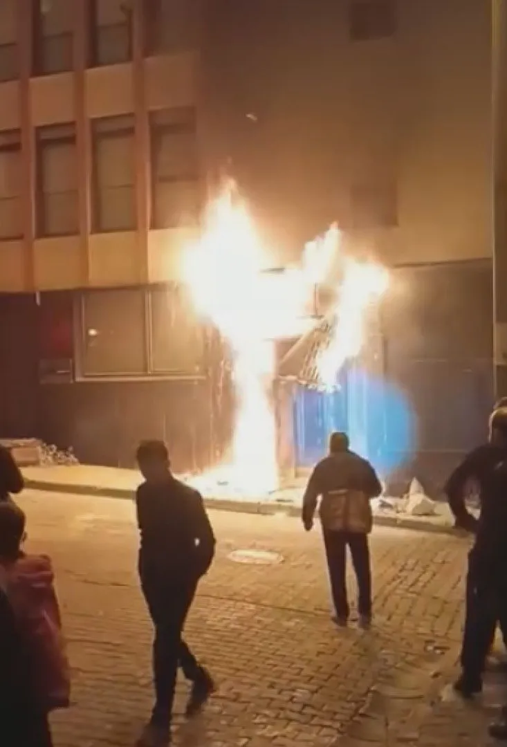 Kağıthane'de korku dolu anlar: Elektrik patlamaları arasında söndürme mücadelesi