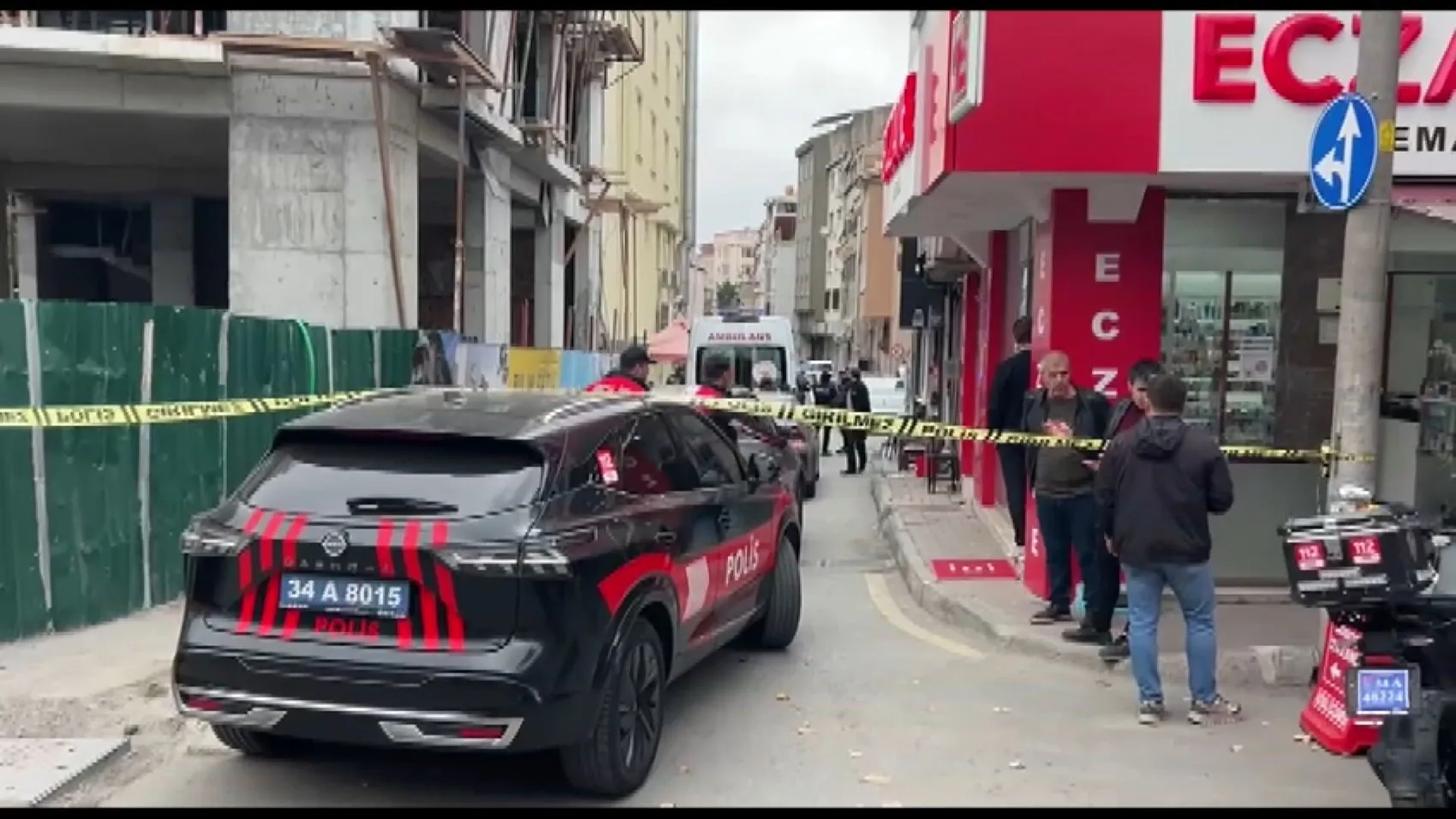 Haciz memurlarıyla karşı karşıya gelen kiracı dehşet saçtı: Silahına sarılıp kendini eve kapattı