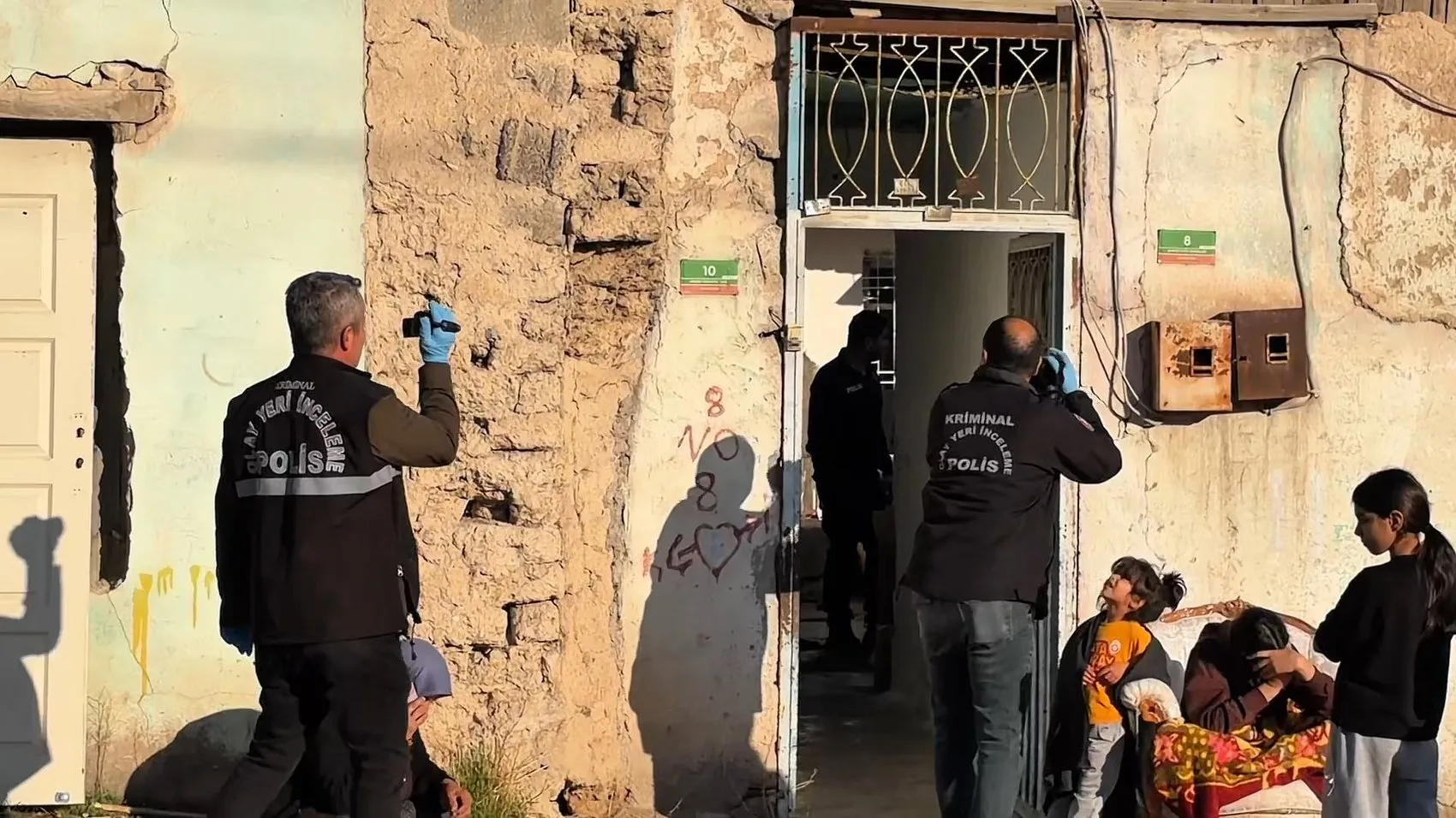 Malatya'da dehşet anları kamerada: Bıçakla girdiği evde hem eski eşini hem annesini yaraladı