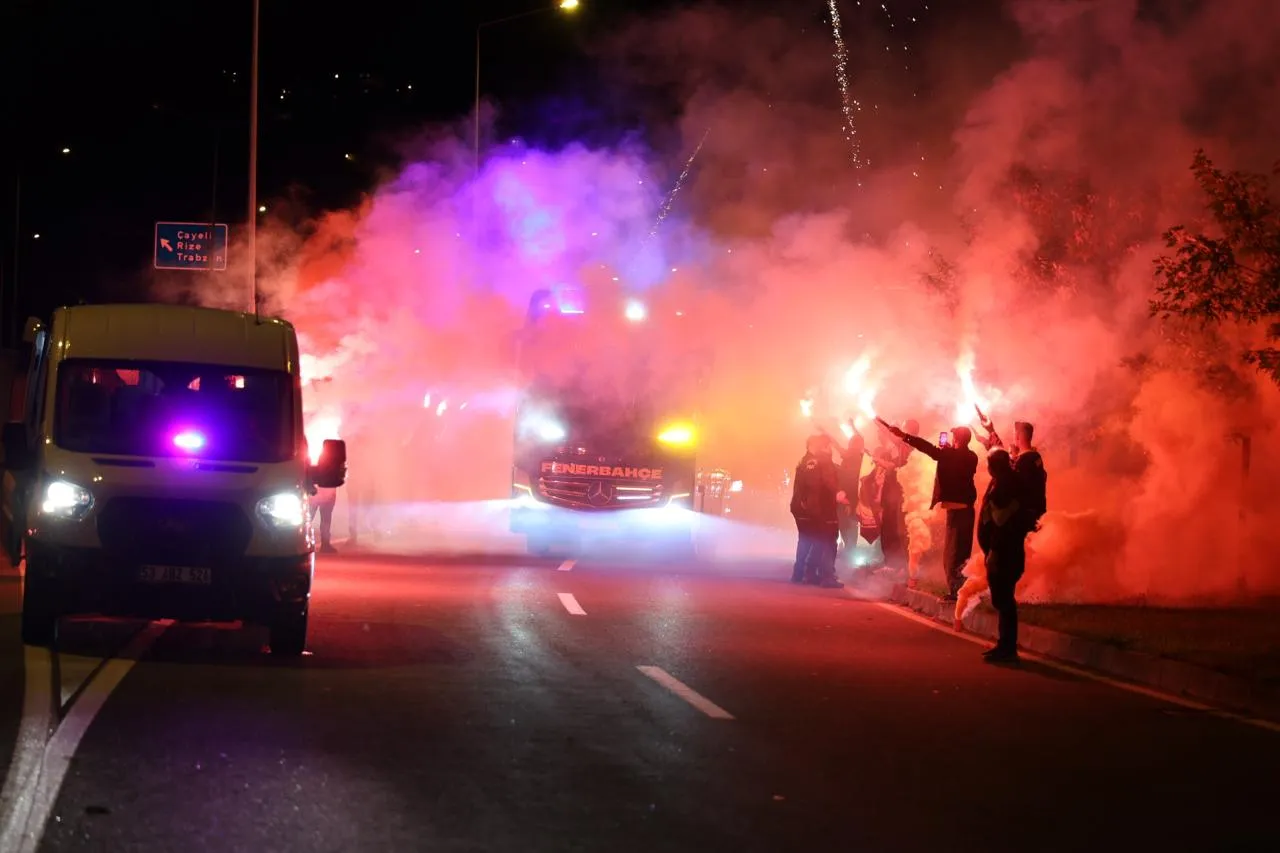 Fenerbahçe Rize'de: Sarı-lacivertli kafileyi coşkulu bir kalabalık karşıladı