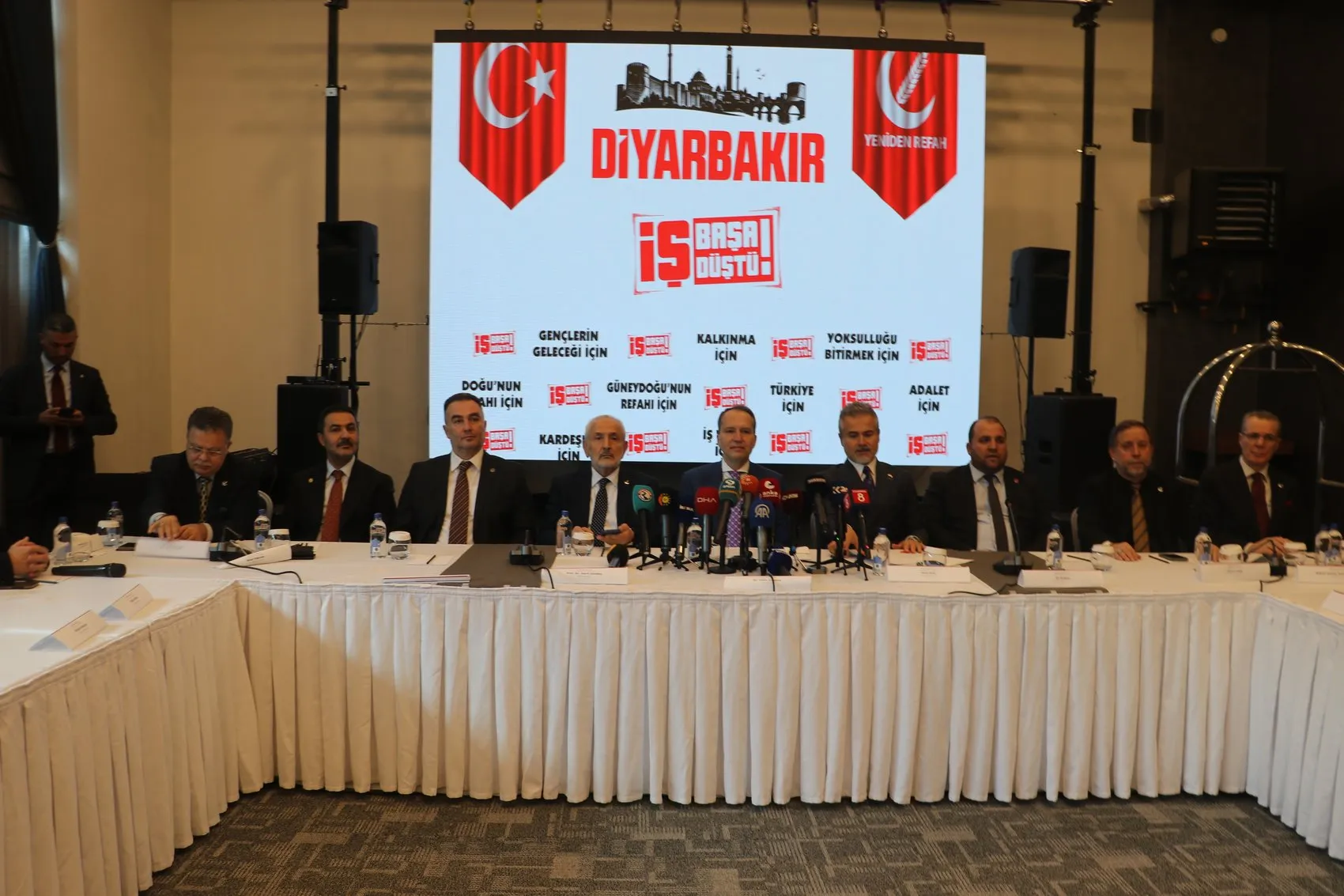 Fatih Erbakan'dan Diyarbakır'da kritik mesaj: Barışa giden her yola kapımız açık
