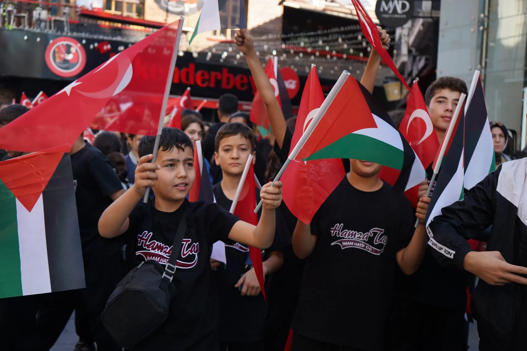 Antalya'da binlerce öğrenci sessizliğe büründü: Gazze için vicdan yürüyüşü
