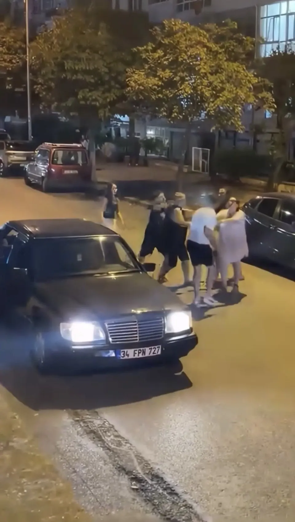 Trafikte öfke kontrolü yerini şiddete bıraktı: Büyükçekmece'de yumruklar havada uçuştu