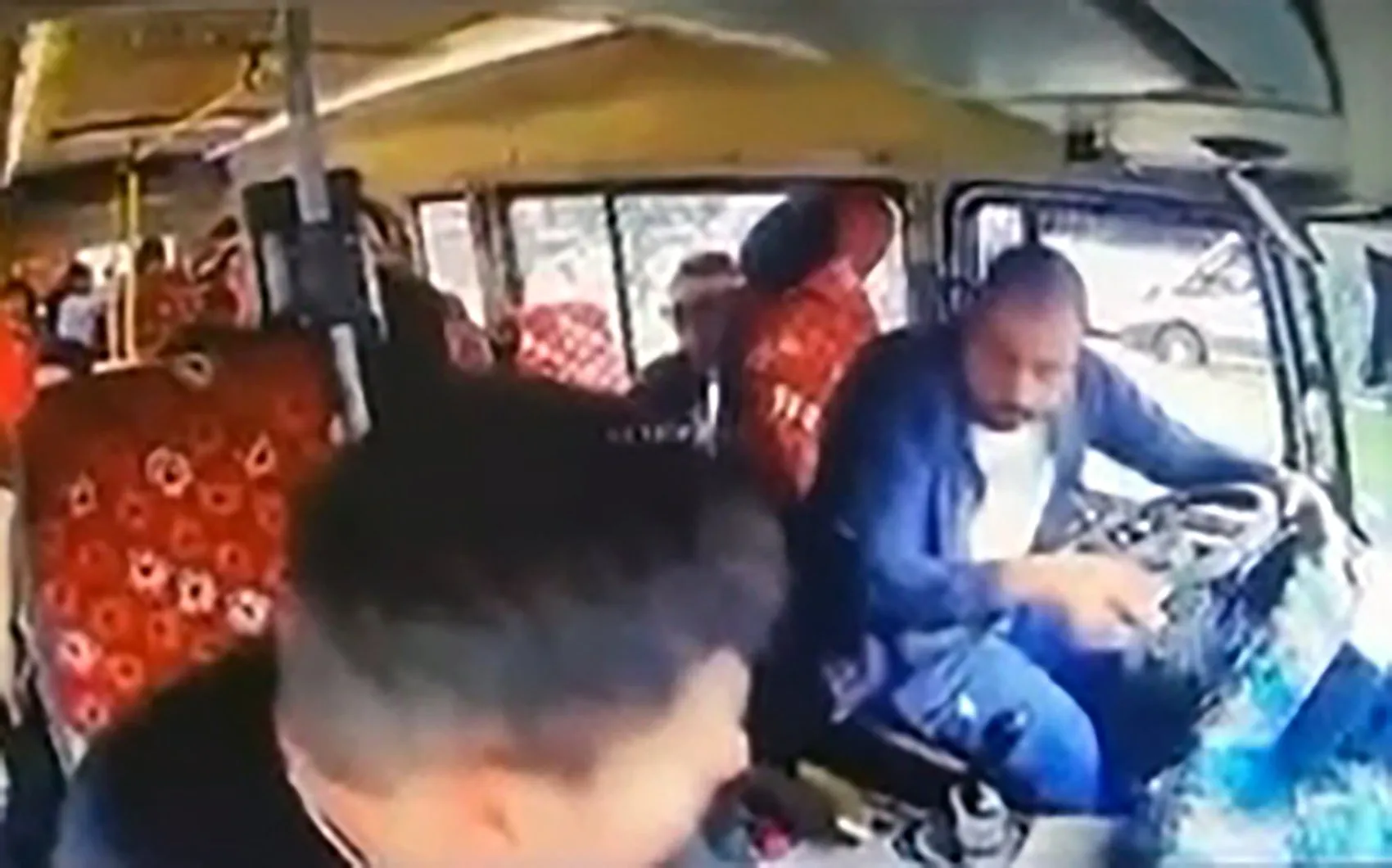 Direksiyon başındaki dikkatsizlik faciaya davetiye çıkardı: Yolcularla sohbet ederken çarptı