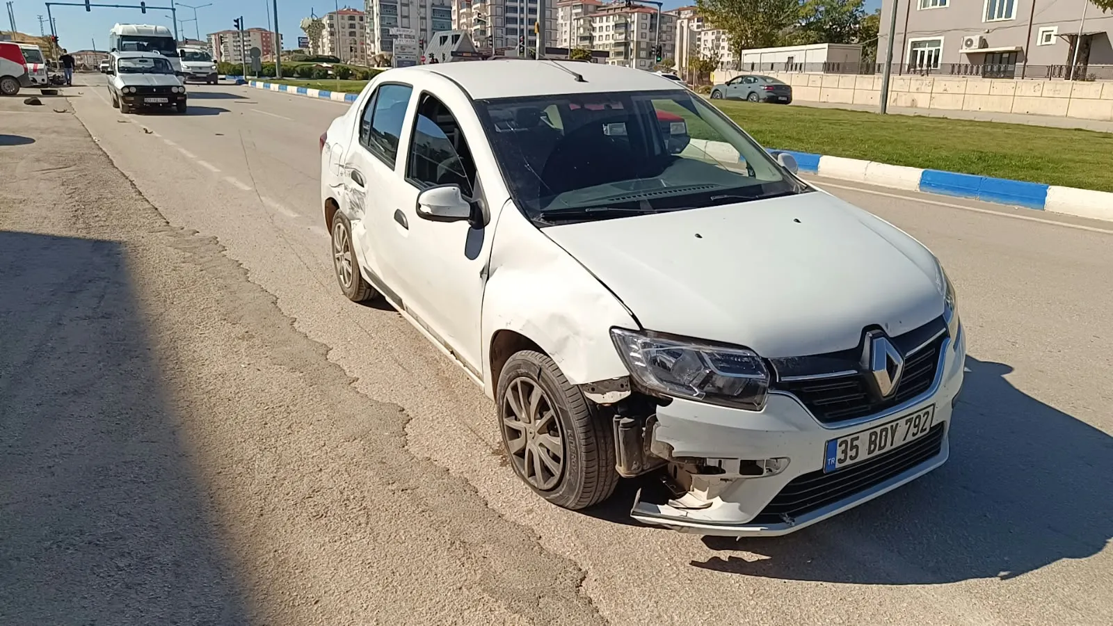 Besni'de trafik dehşeti: Motosiklet sürücüsü yaşam mücadelesi veriyor