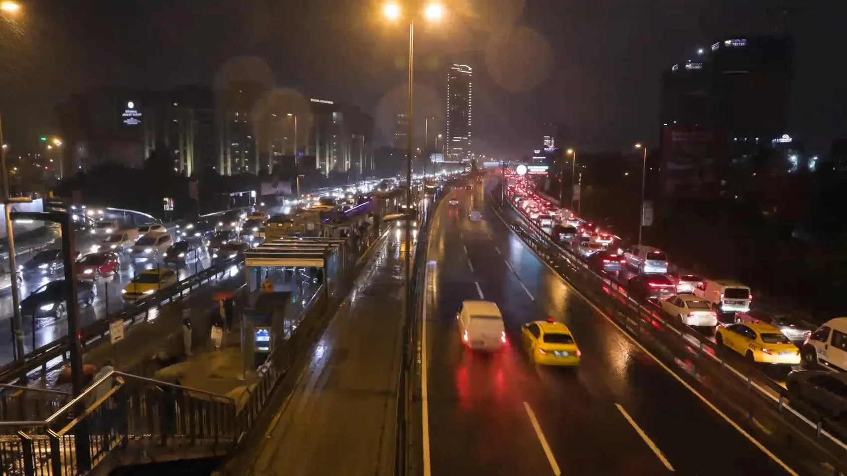 İstanbul'da mesai bitimiyle başlayan kabus: Yağmur trafiği kilitledi
