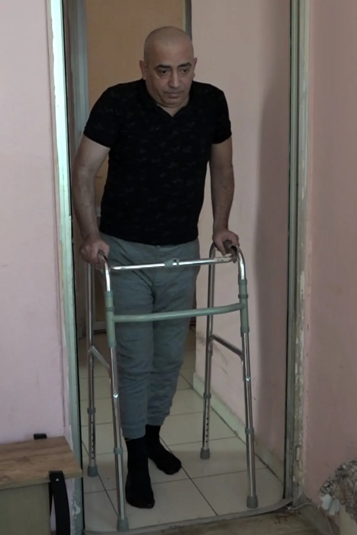Bir akşam koltukta uyuyakaldı, sabah uyandığında hayatı tamamen değişmişti: 49 yaşındaki Serkan Özdemir'in azim dolu mücadelesi