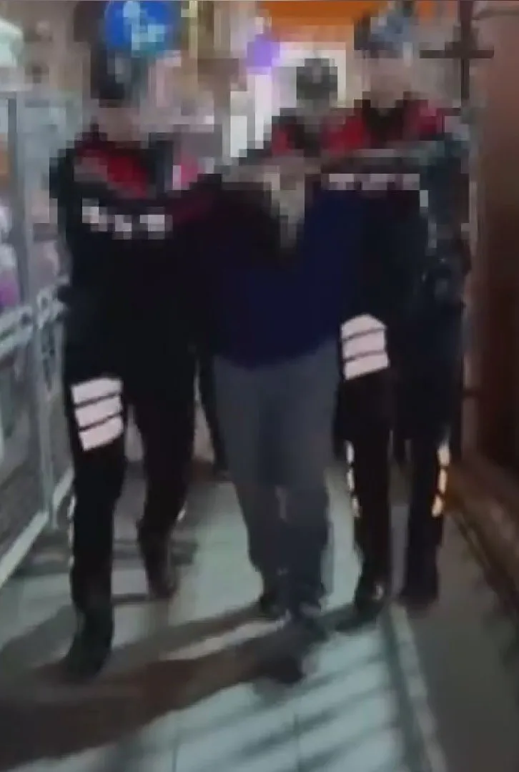 Küçükçekmece sokaklarında nefes kesen kovalamaca: Motosikletli şüphelilerin kaçış planı kamerada
